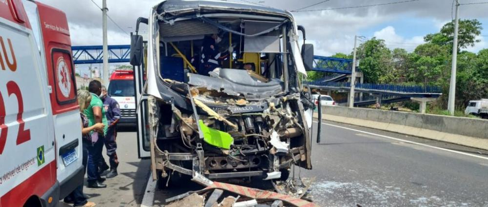 Motorista e passageiros do Transporte Eficiente ficam feridos em acidente na BR-316