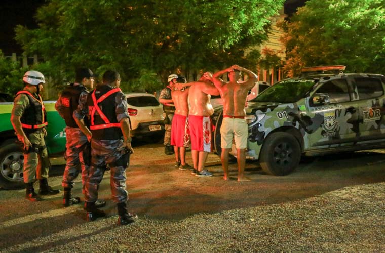 Jogo termina com confusão, balas de borracha e torcedores detidos