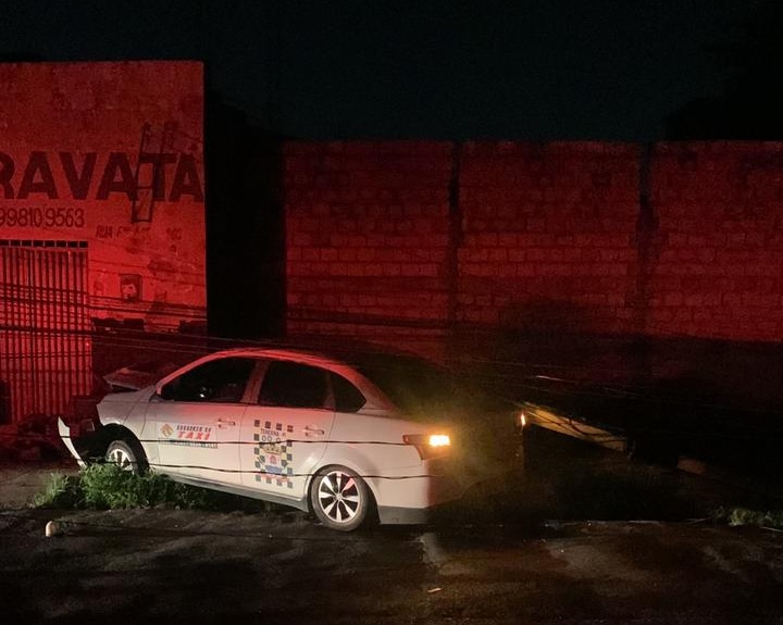 Taxista morre após perder controle do veículo e bater em poste na Zona Sudeste de Teresina