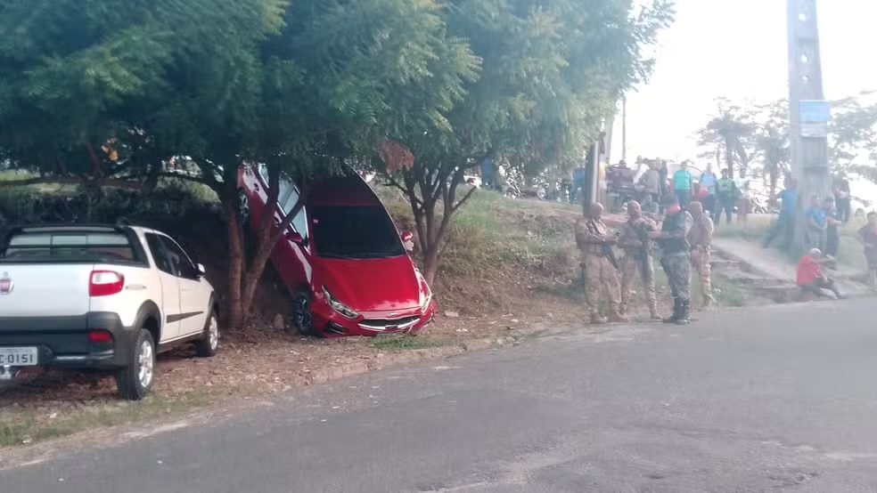 Suspeitos abandonaram carro em pequena ribanceira próxiomo à Rodoviária de Teresina — Foto: Pedro Victor