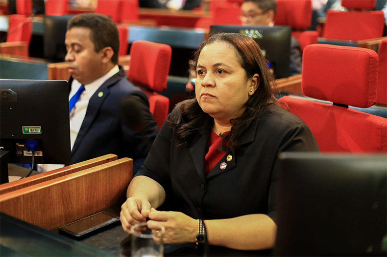  Elisângela Moura assume cadeira de deputada na Assembleia 