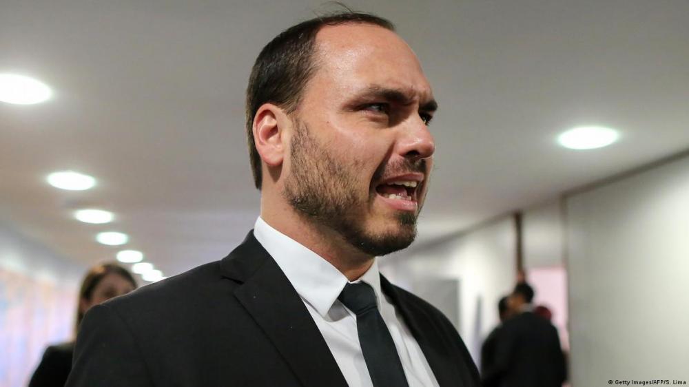 Carlos Bolsonaro recebia da Abin detalhes sobre inquéritos, diz PF