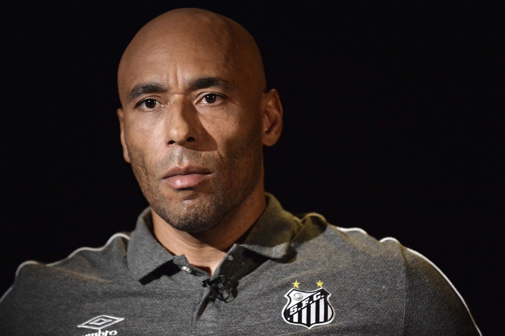 Filho diz que Pelé está abatido por saúde e não quer sair de casa