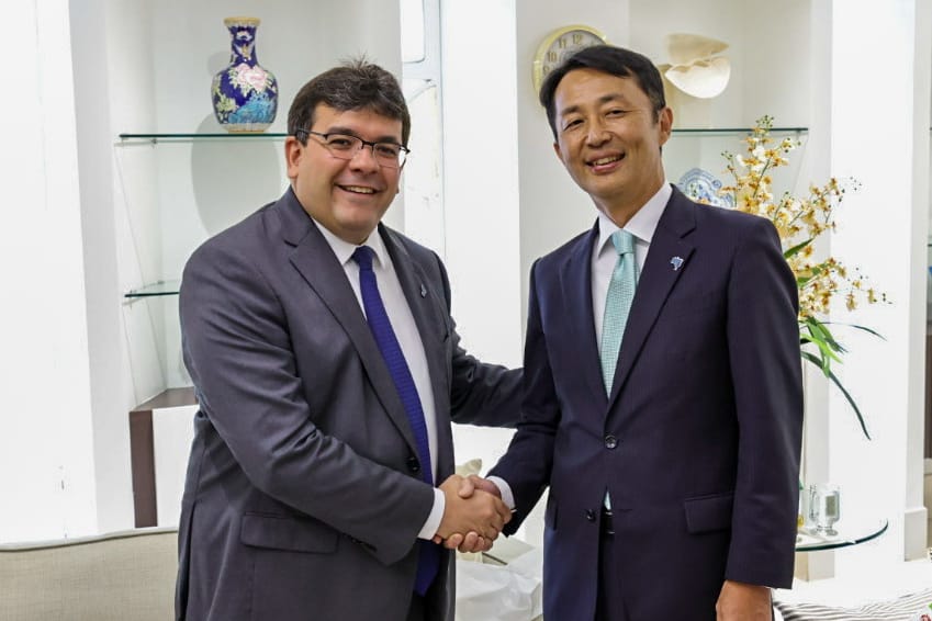 Rafael Fonteles e o embaixador do Japão, Teiji Hayashi (Foto: divulgação/ Governo do Piauí)