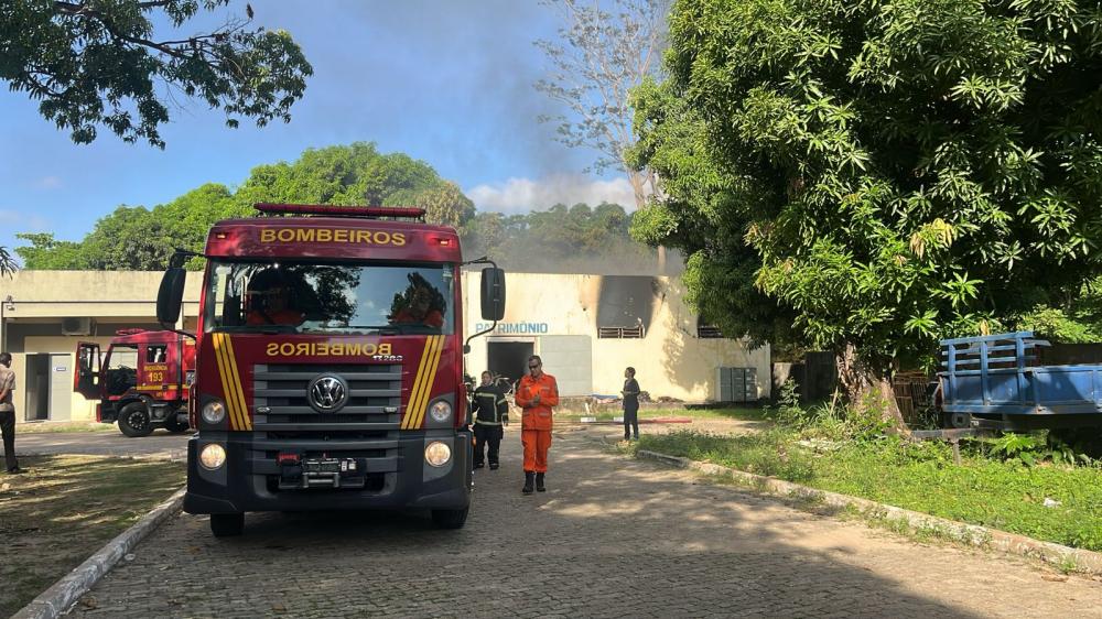 Incêndio atinge almoxarifado da Uespi e destrói computadores, na Zona Norte de Teresina