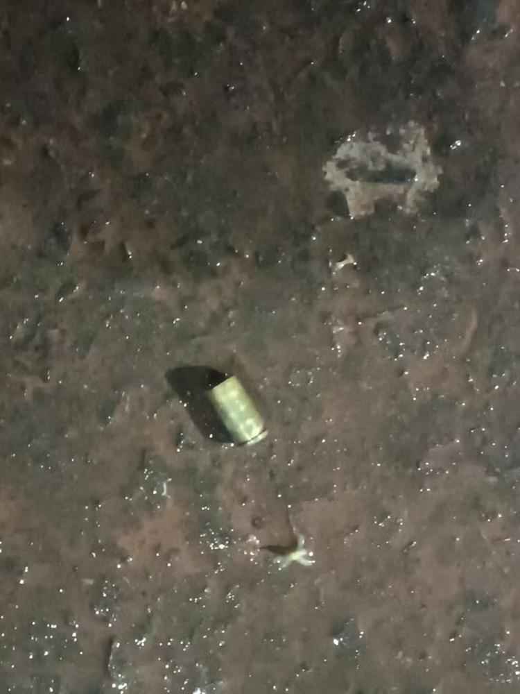 Uma capsula de arma de fogo foi encontrada no local do crime. — Foto: Reprodução