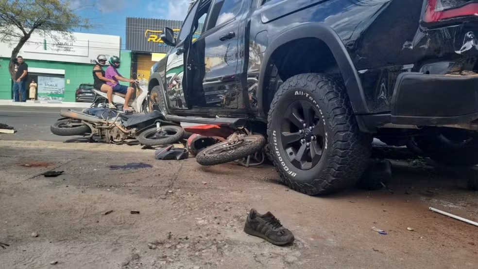  Caminhonete colide em duas motocicletas após perder o controle na avenida Miguel Rosa, em Teresina — Foto: Pedro Lima