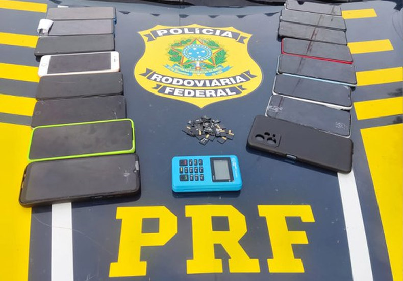 PRF atende celular escondido em carro e descobre que é roubado