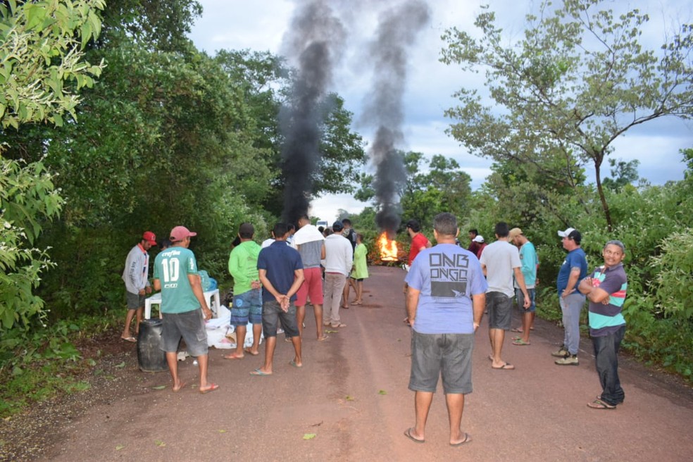 Moradores interditam PI-112 e reivindicam melhorias na estrada