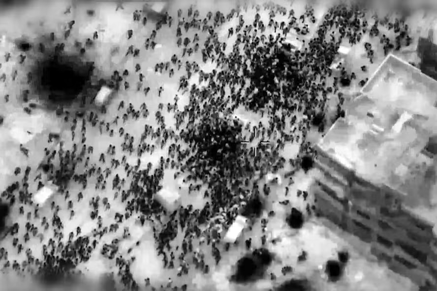 Vídeo divulgado pelo Exército de Israel mostra dezenas de pessoas em torno de caminhões de ajuda humanitária na Faixa de Gaza — Foto: Divulgação