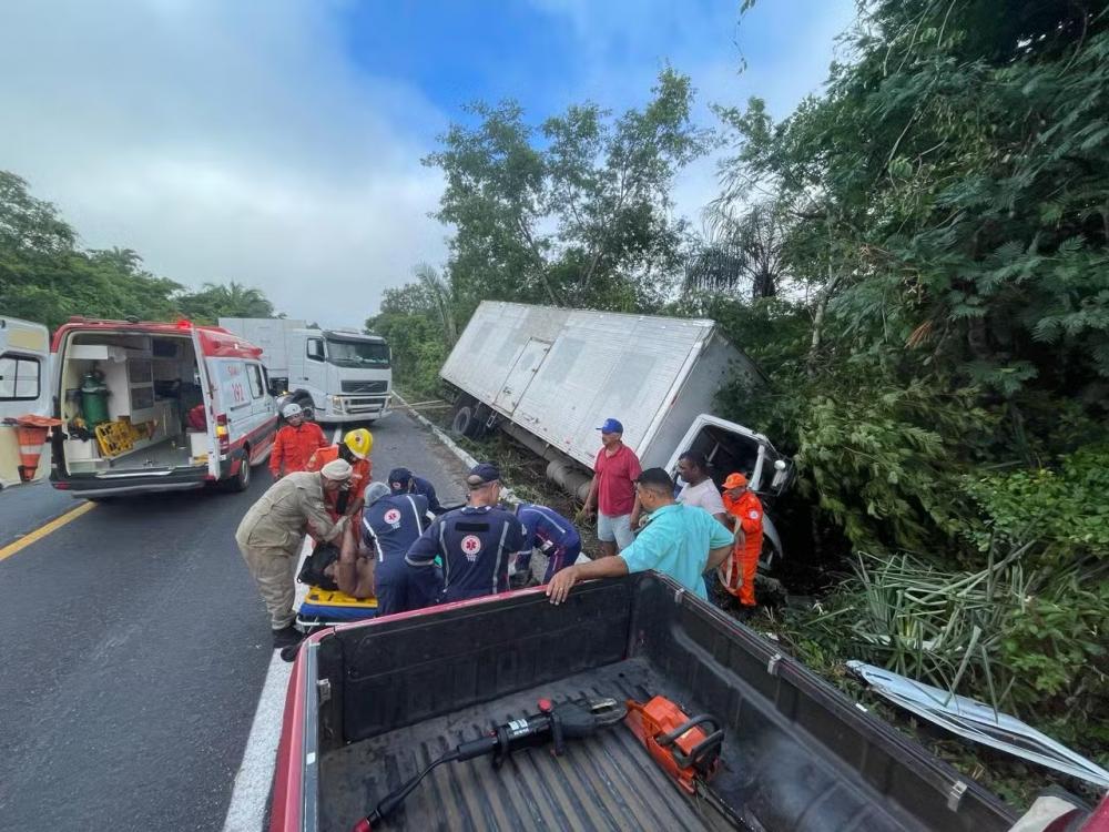 Caminhoneiro fica preso às ferragens de caminhão ao bater contra árvore na BR-343