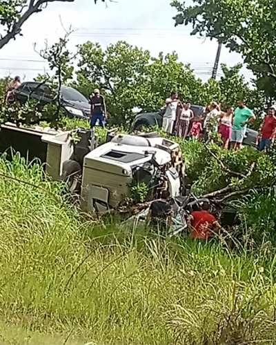 Caminhão e carro caem em ribanceira após acidente na BR-316