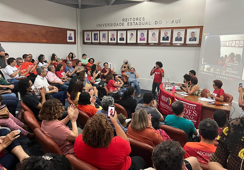 Professores da Uespi encerram greve após acordo de devolução de salários cortados