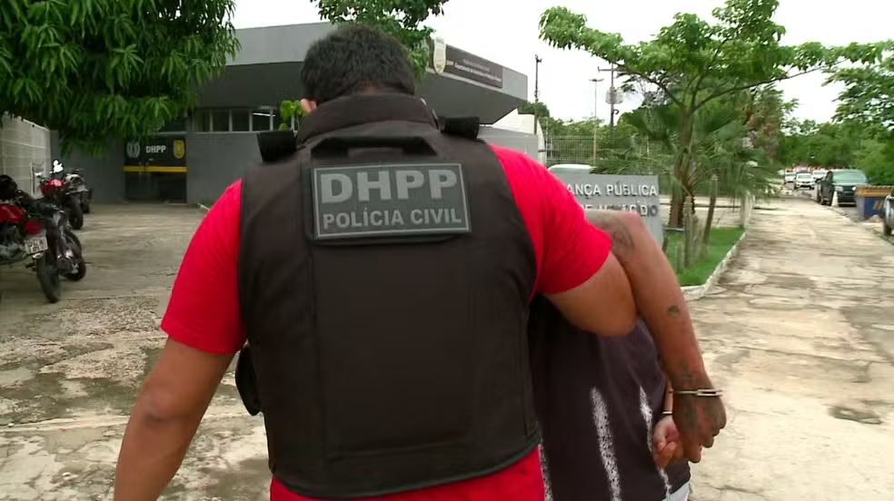 Gêmeos são presos suspeitos de matar jovem dentro de escola; adolescente foi apreendido