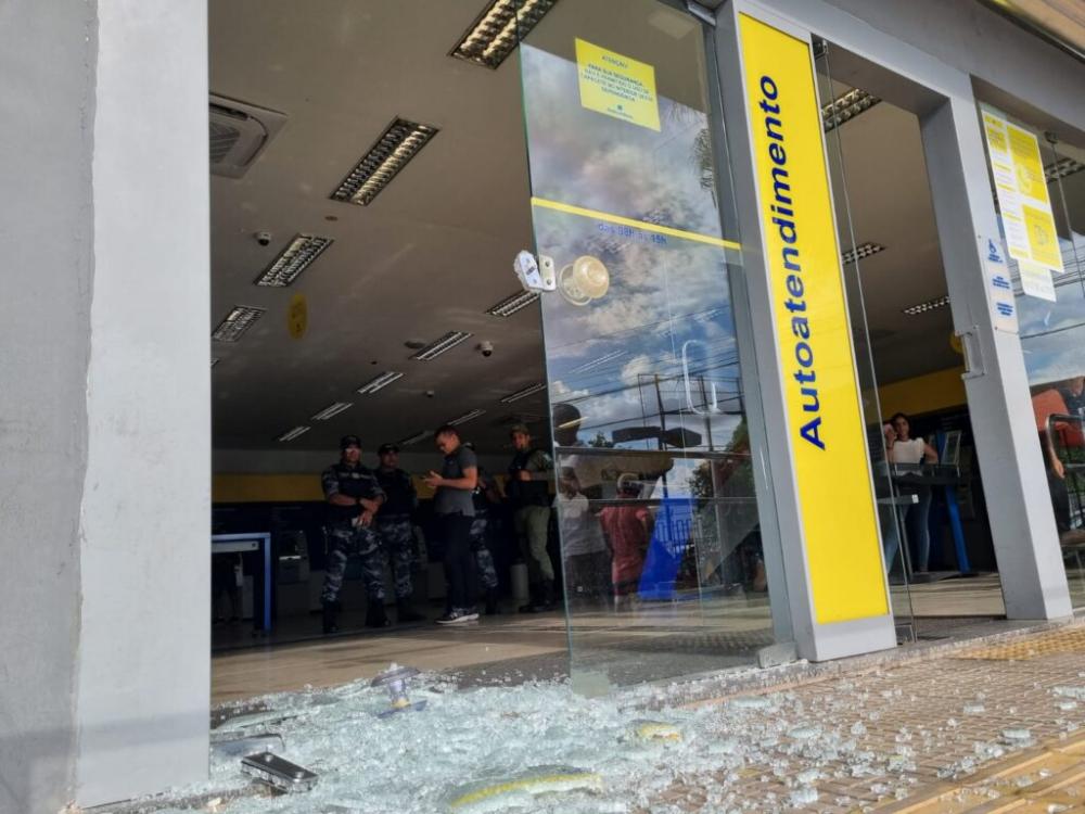 Assalto termina em troca de tiros em frente ao Banco do Brasil da Piçarra