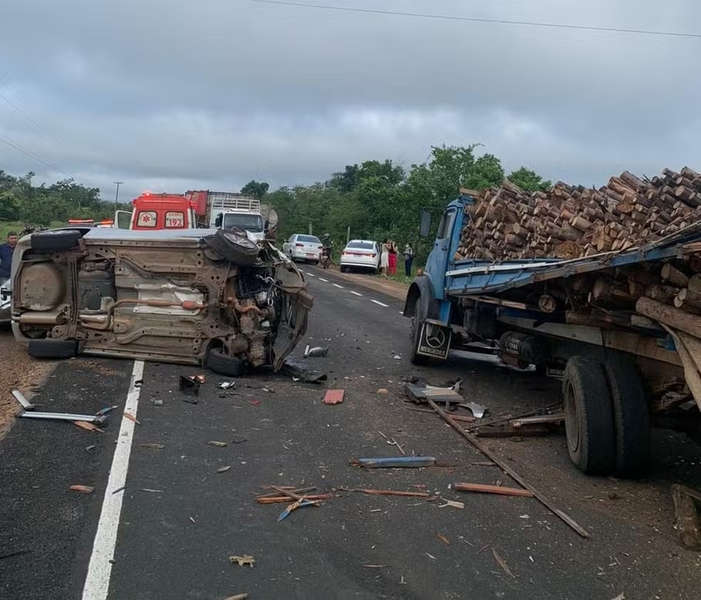 Idosa de 86 anos morre em colisão entre táxi e caminhão na PI-113
