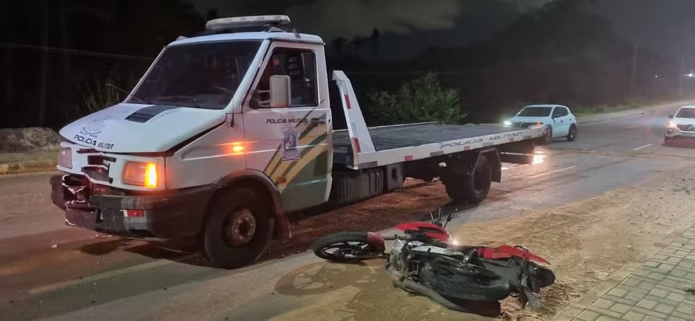 Casal é atingido por caminhão reboque da Polícia Militar na Zona Sul de Teresina — Foto: Eric Souza