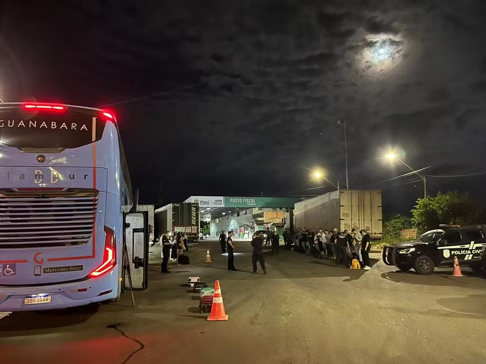 Garota de programa é presa com mais de 15 kg de 'skunk' em ônibus de viagem