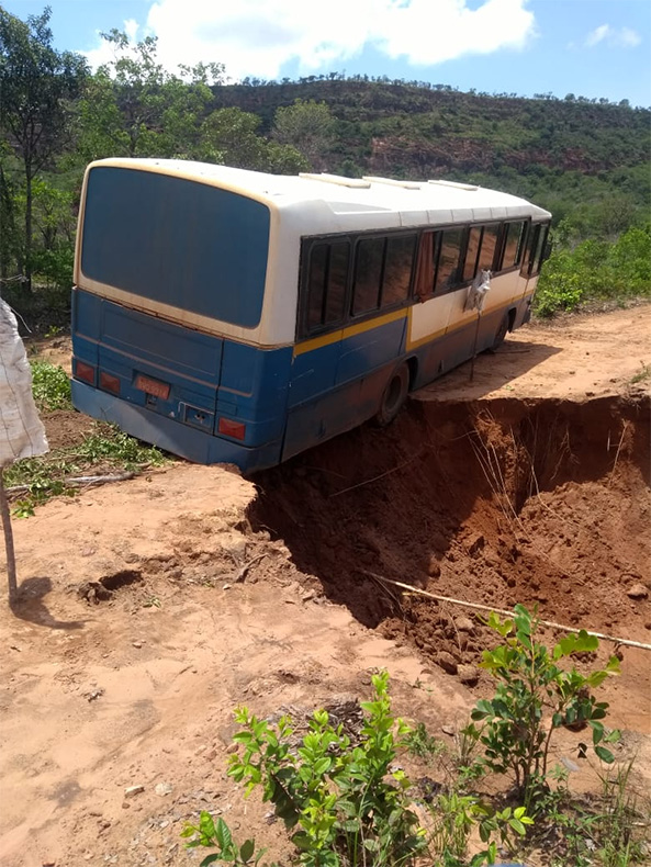 Motorista pula por janela e ônibus quase cai em cratera na PI-392
