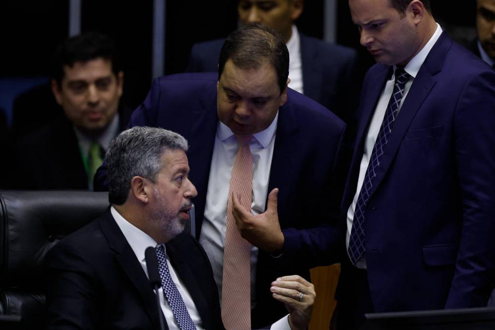 O presidente da Câmara, Arthur Lira (PP-AL), conversa com o líder da União Brasil, Elmar Nascimento (BA), durante a primeira votação do projeto de lei do arcabouço fiscal, em maio - Pedro Ladeira - 23.mai.23/Folhapress