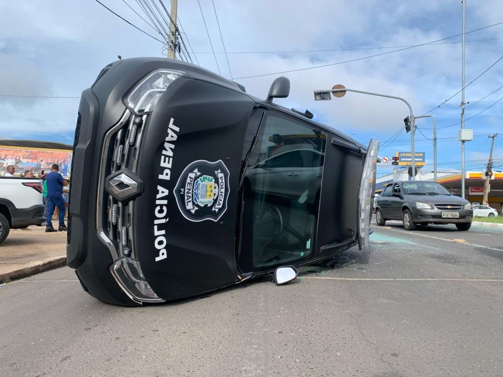 Viatura da Polícia Penal tomba após acidente na zona sul de Teresina