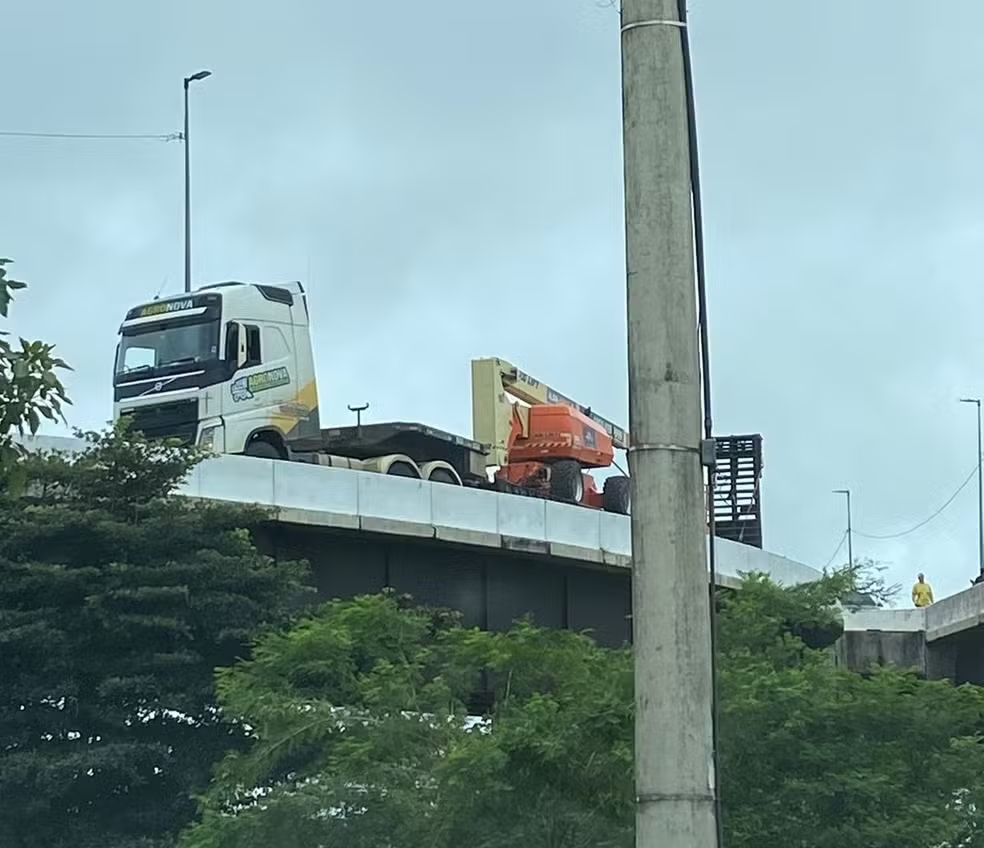 Carreta quebra na Ponte da Amizade entre Teresina e Timon — Foto: Andreelson Delmiro