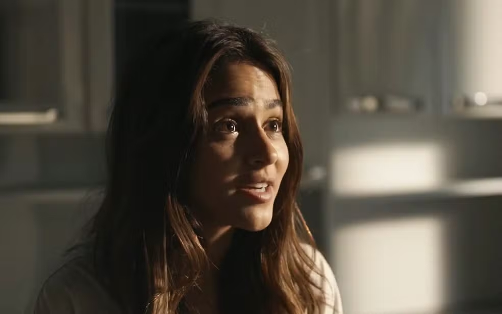 Sandra (Giullia Buscacio) fala com Rachid (Almir Sater) sobre reabrir a casa que era de Jacutinga (Juliana Paes) - — Foto: Globo