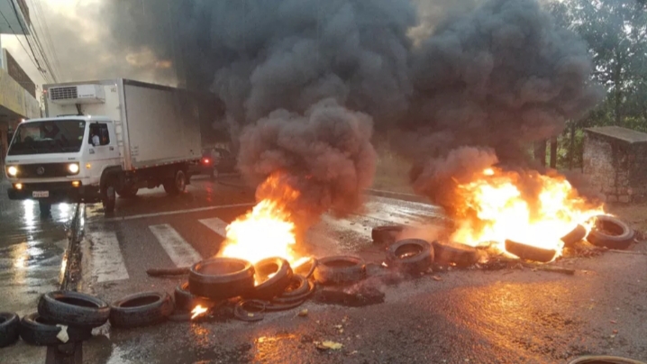Moradores interditam avenidas em protesto contra a falta de energia em Teresina