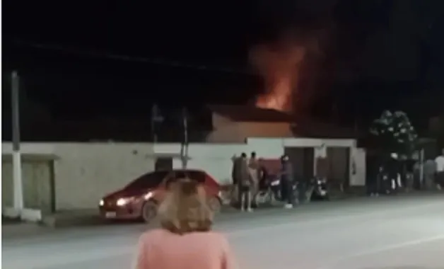 Homem é suspeito de matar a esposa e atear fogo na casa com criança e idosa dentro em Altos