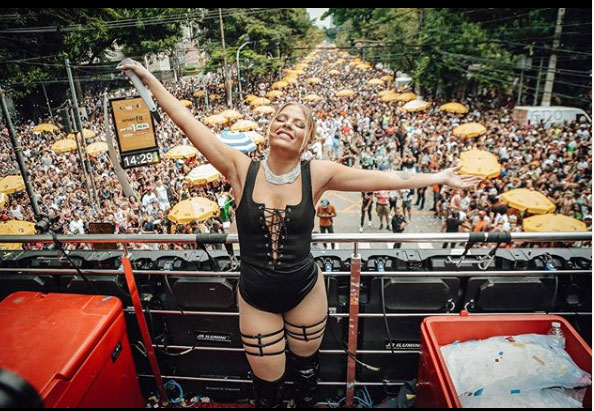 Luísa Sonza se inspira no pop dos anos 2000 para Carnaval