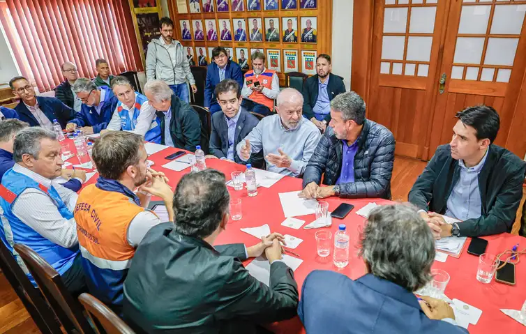 Lula garante verba para reconstrução de estradas no Rio Grande do Sul