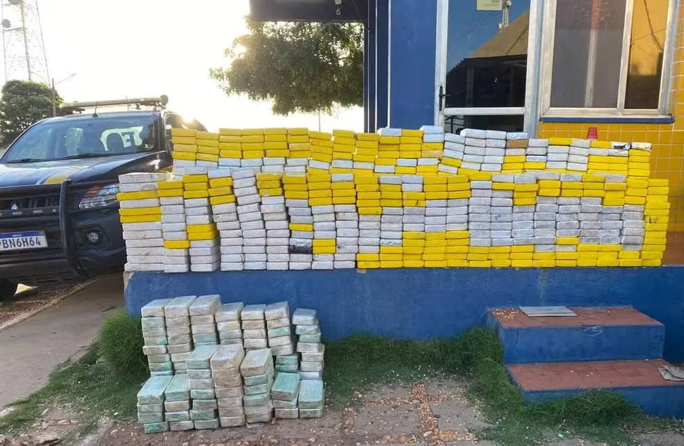 PRF apreende quase 800 kg de cocaína escondida em carga de milho