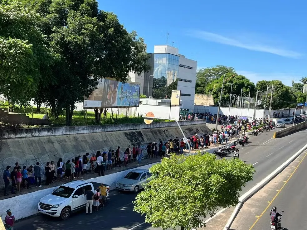 Eleitores formam fila 'quilométrica' para regularizar título no Fórum