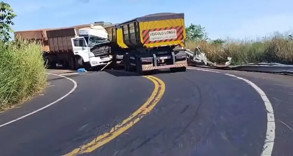 Caminhões de carga colidem em acidente grave em 'curva da morte' no Piauí