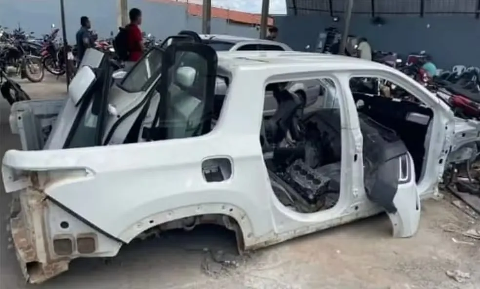 Dono de sucata é preso suspeito de participar de furto e desmanche de carros alugados