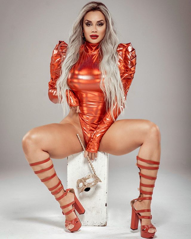 Juju Salimeni mostra bumbum em figurino avassalador 
