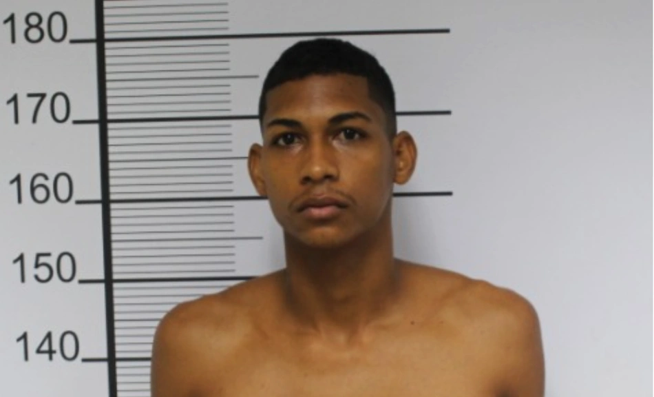 Bandido troca tiros com a polícia após ser flagrado fazendo assalto no Dirceu