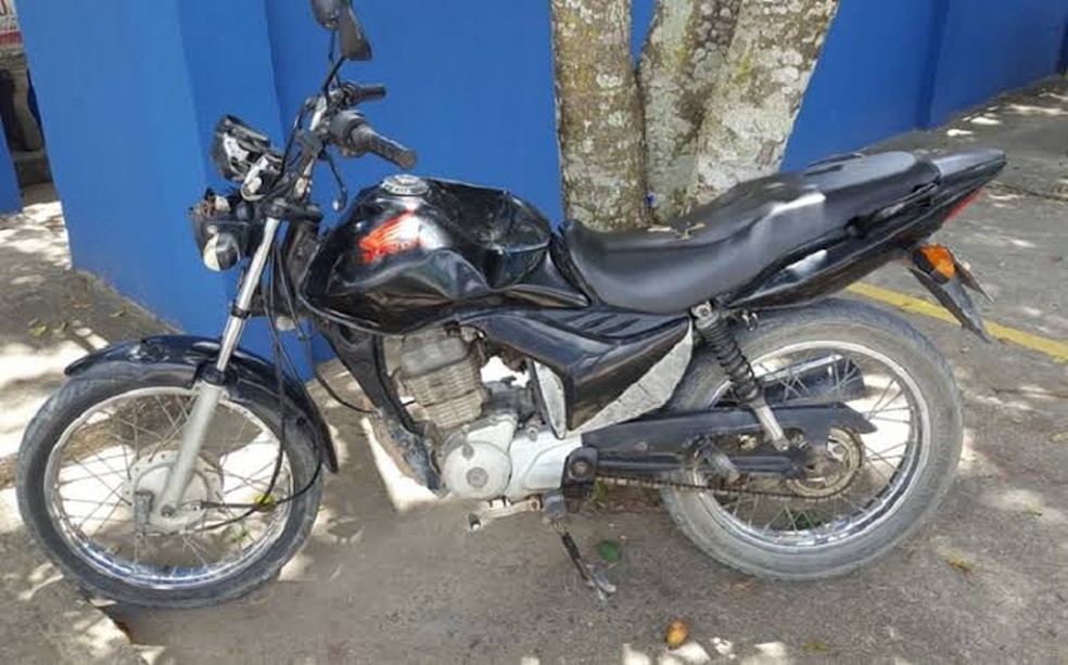 Homem é flagrado furtando motocicleta em delegacia desativada