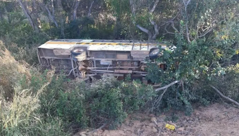 Ônibus escolar capota na BR-135 em Monte Alegre do Piauí e deixa alunos feridos