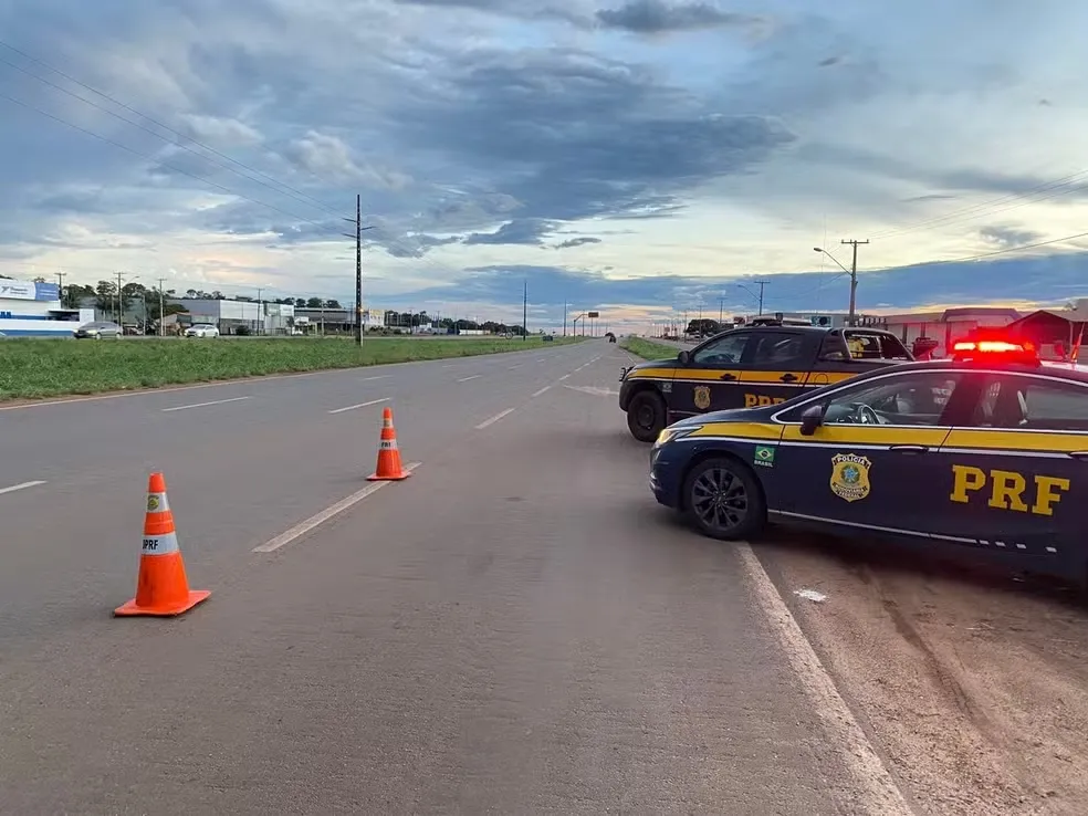 Ambulância é atingida por pneu que se soltou de caminhão na BR-316