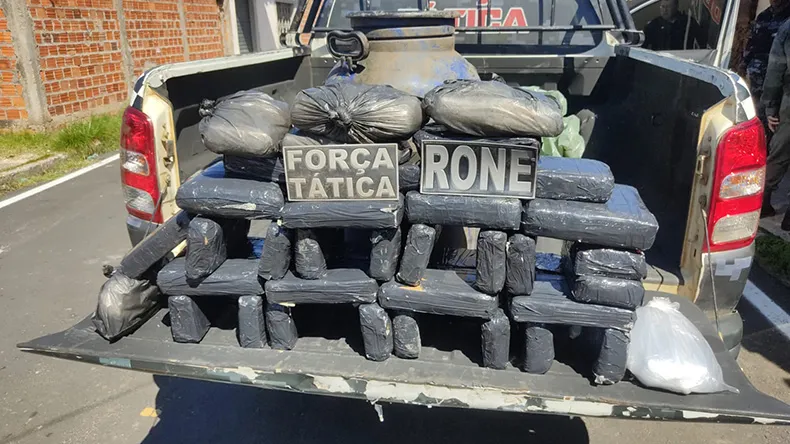 PM encontra mais de R$ 200 mil em drogas em área de lamaçal