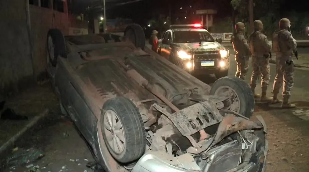 Homem troca tiros com a polícia e capota carro após perseguição policial em Teresina — Foto: Reprodução