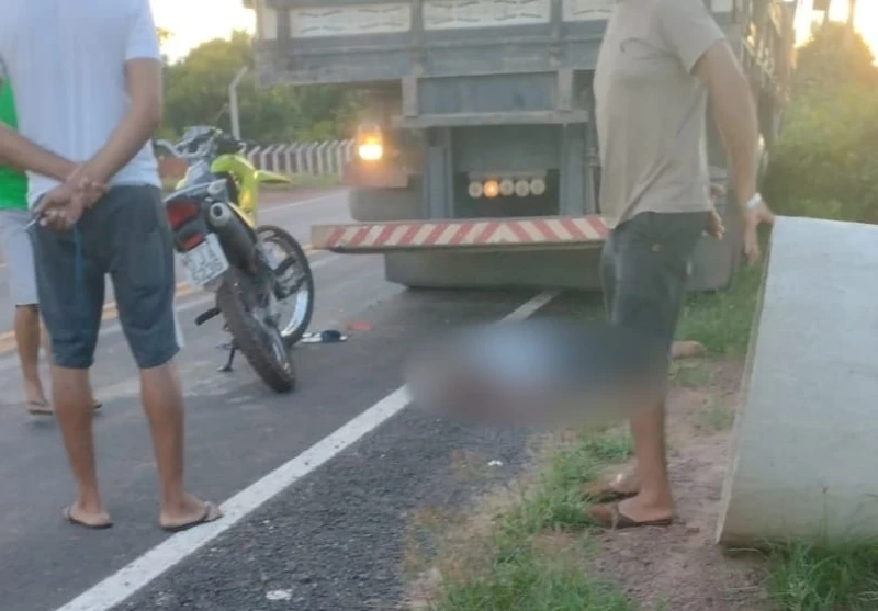 Sargento morre após colidir moto na traseira de caminhão na PI-111, em União