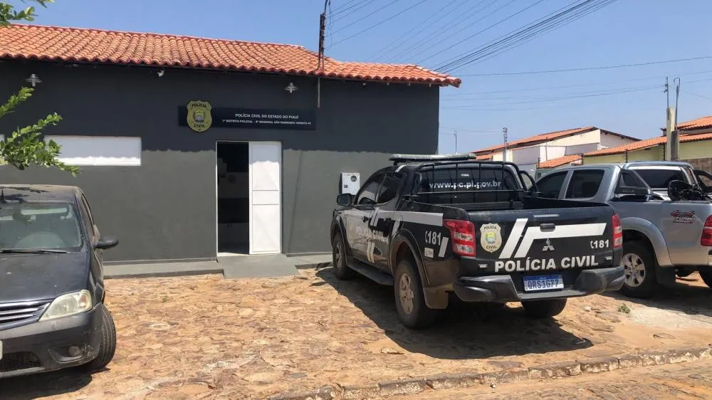 Sobrinha suspeita de matar tio se entrega à polícia e alega legítima defesa
