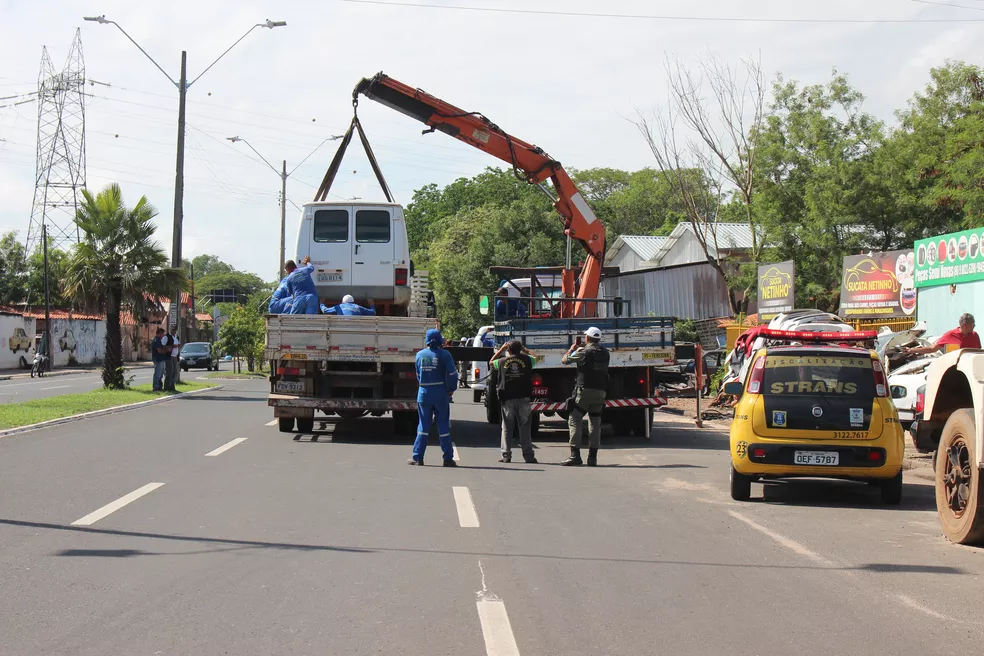 Prefeitura de Teresina remove carros de sucatas na Avenida Maranhão — Foto: Lorena Linhares