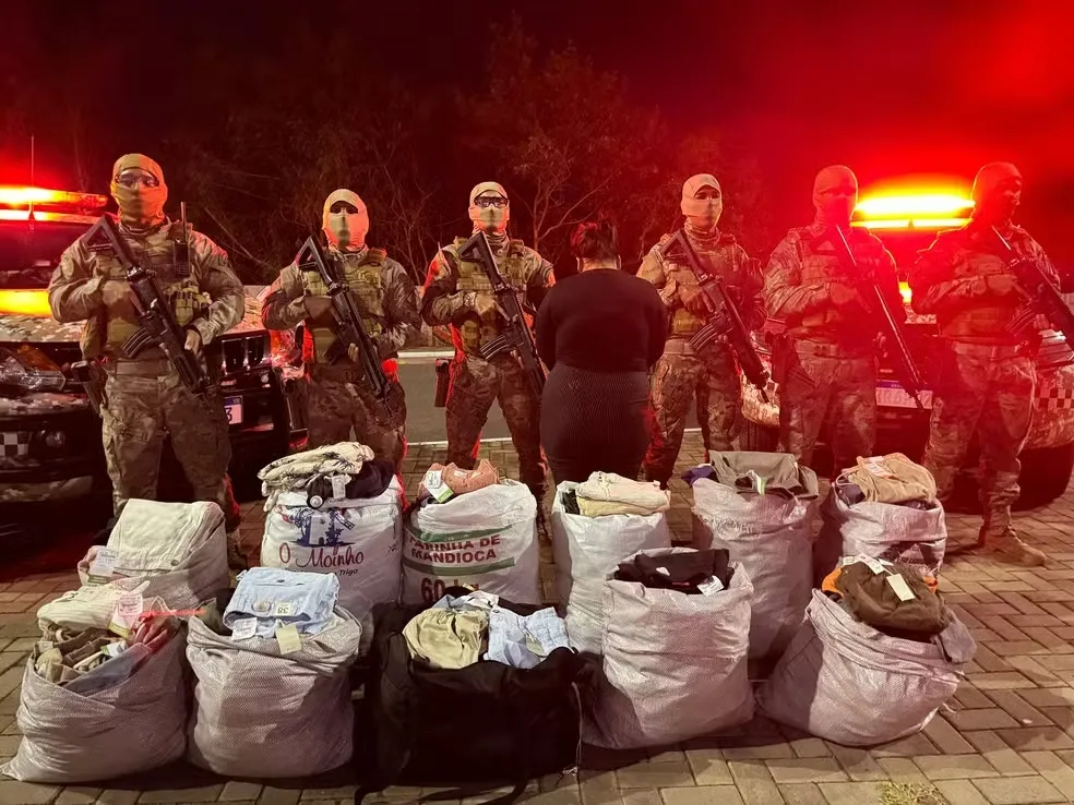 Mulher é presa suspeita de furtar roupas em shoppings de Teresina — Foto: Divulgação/PMPI