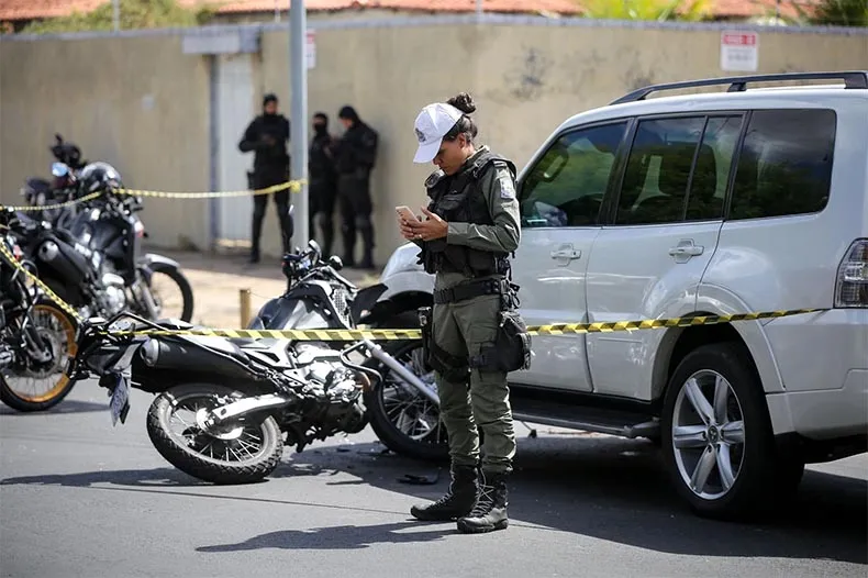 Policiais ficam feridos após bater em veículos durante perseguição