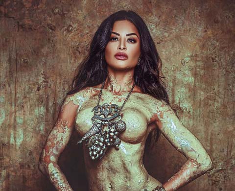 Aline Riscado cobre corpo inteiro de argila em ensaio de carnaval