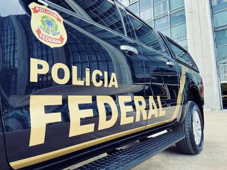 PF cumpre mandado contra mulher suspeita de produzir pornografia infantil dos próprios filhos