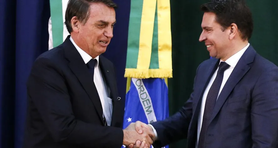 Áudio mostra Bolsonaro, ex-Abin e Heleno falando em blindar Flávio, diz PF